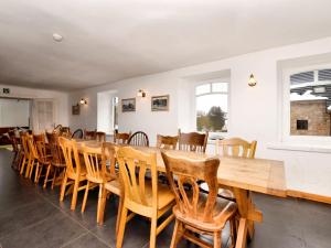 ロベールヴィルにあるWelcome to this holiday home ideal for groupsのダイニングルーム(長いテーブルと椅子付)