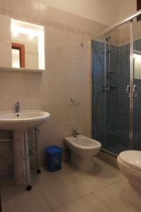 ein Badezimmer mit Waschbecken, Dusche und Toilette in der Unterkunft Bilocale Blu - A casa di Ludovica e Martina in Gallipoli