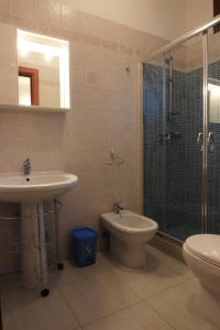 ガリポリにあるBilocale Blu - A casa di Ludovica e Martinaのバスルーム(シンク、シャワー、トイレ付)