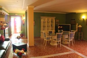 a living room with a table and chairs at Hotel Vazquez Diaz in Nerva