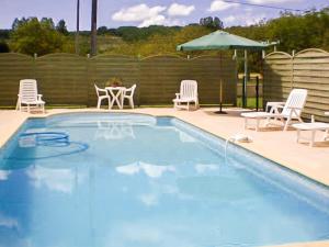 Piscine de l'établissement Lovely House in Condat sur V z re with Private Swimming Pool ou située à proximité