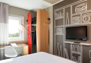ein Schlafzimmer mit einem Bett und einer Wand mit Zeichnungen darauf in der Unterkunft ibis Manchester Centre Princess Street in Manchester