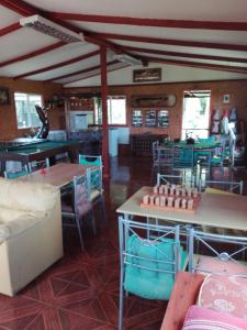 Un restaurante u otro lugar para comer en Rio Maullin Lodge
