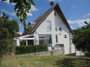 AidlingenにあるEMC Maisonetteの白い家