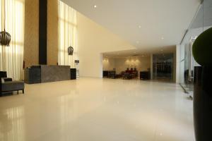 un grand hall avec des sols blancs et un salon dans l'établissement Hotel Deccan Serai, HITEC CITY, HYDERABAD, à Hyderabad