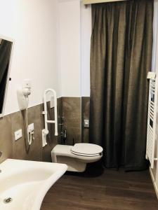 Koupelna v ubytování Pove 2.4 Hotel