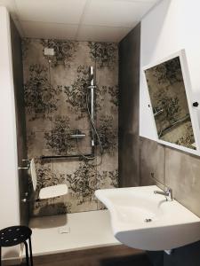 Koupelna v ubytování Pove 2.4 Hotel