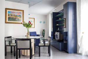 a dining room with a table and chairs at Amarcord casa vacanze in Alberobello