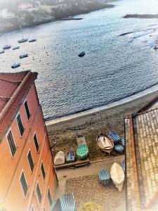 una vista aerea di una spiaggia con barche in acqua di Hotel Due Mari a Sestri Levante