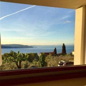 vista sull'acqua da una finestra di un edificio di Caselli Vigole al Sole a Toscolano Maderno