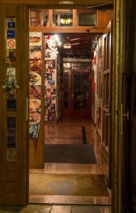 wejście do sklepu z otwartymi drzwiami w obiekcie Hotel Krona Domžale w mieście Domžale