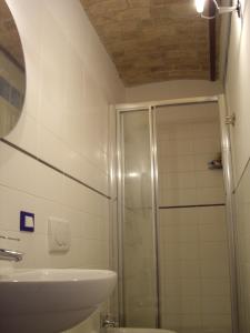 y baño con ducha y lavamanos. en Sea view apartment 10 minute walk to the sea, en San Vito Chietino