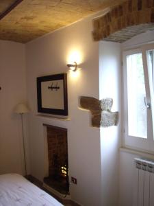 1 dormitorio con chimenea, 1 cama y ventana en Sea view apartment 10 minute walk to the sea, en San Vito Chietino