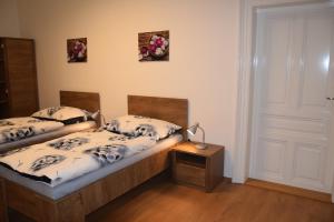 2 łóżka pojedyncze w pokoju z drzwiami w obiekcie Tiva Downtown Apartments w Pradze