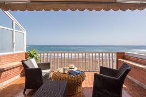 SalinetasにあるApartment with terrace on the beachfrontの海を望むバルコニー(椅子、テーブル付)