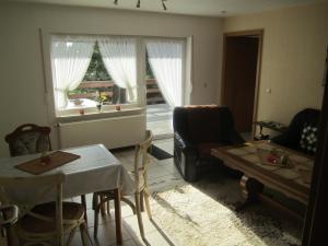 sala de estar con mesa y ventana en Haus Alexander, en Mechernich