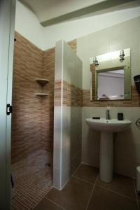 a bathroom with a sink and a mirror at Terrera Roberto in El Marchal