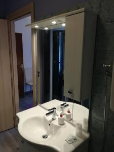 Koupelna v ubytování Megaride Guest House