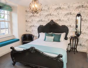 Una cama o camas en una habitación de The Manor House Hotel