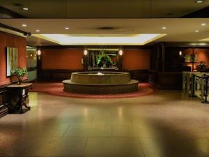 una hall con fontana al centro di un edificio di Torre Obelisco a Buenos Aires