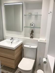 uma casa de banho com um WC, um lavatório e um espelho. em Studio Carré d'or Cannes em Cannes