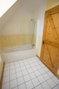 A bathroom at Willow Grove Holiday Homes No. 3