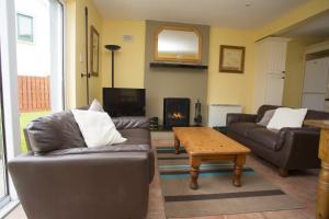 ein Wohnzimmer mit 2 Sofas und einem Couchtisch in der Unterkunft Willow Grove Holiday Homes No. 3 in Rosslare