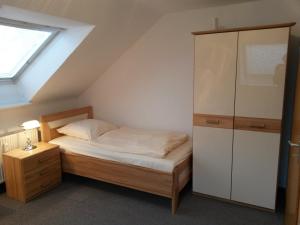 ein Schlafzimmer mit einem Bett und einem großen Schrank in der Unterkunft Schapers Ferienwohnungen in Emmerthal