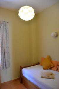 sypialnia z łóżkiem z lampką wiszącą na suficie w obiekcie Apartamentos Gran Rey w mieście Valle Gran Rey