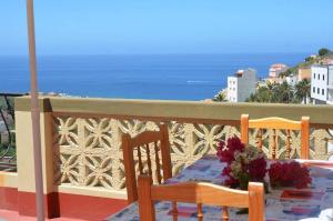 stół i krzesła na balkonie z widokiem na ocean w obiekcie Apartamentos Gran Rey w mieście Valle Gran Rey