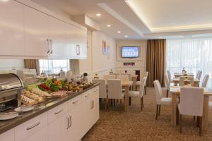 a kitchen and dining room with tables and chairs at Goldhan Hotel in Tekirdağ