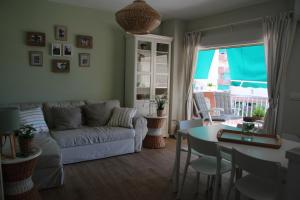 sala de estar con sofá y mesa en Bella vida en Almunecar, en Almuñécar