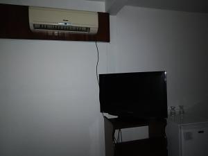 a living room with a tv and a televisionicter at Hotel Don Robert in Puntarenas