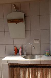 a kitchen counter with a sink with butterflies on it at Casa bungalow Ital-Tico in Paraíso