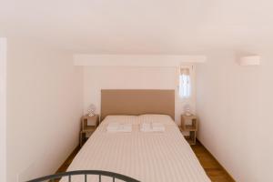 Ein Bett oder Betten in einem Zimmer der Unterkunft Grande, moderno appartamento in edificio storico