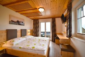 Schlafzimmer mit einem Bett und einem Fenster in der Unterkunft Gasthaus Schöberingerhof in Weyregg