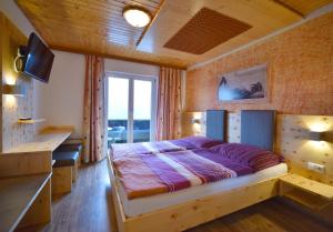 A bed or beds in a room at Gasthaus Schöberingerhof