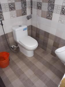 ムンナルにあるalhind Residencyのトイレと洗面台付きのバスルーム