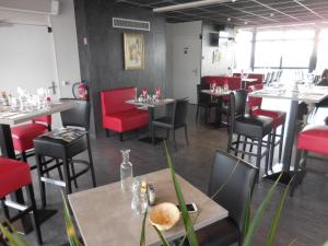 A restaurant or other place to eat at Fasthotel Montmarault