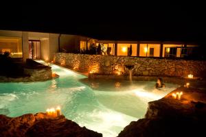 Бассейн в Relais Histò San Pietro Sul Mar Piccolo или поблизости