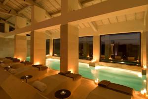 Бассейн в Relais Histò San Pietro Sul Mar Piccolo или поблизости