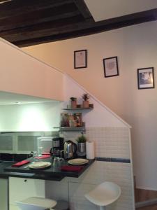 Una cocina con encimera con fregadero y escalera. en Cosy Marais Paris, en París 16 fotos más