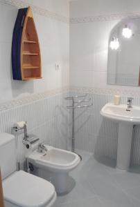 ein Bad mit einem WC und einem Waschbecken in der Unterkunft Apartamento Varandas do Sol Nascente in Porches