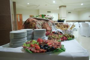 een tafel met fruitschalen erop bij Hotel Castilla in David