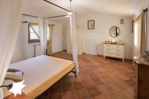 - une chambre avec un lit et une commode dans l'établissement Poggio Pellicciaia, à Arezzo