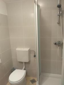 uma casa de banho com um WC e um chuveiro em Apartman Mate em Preko