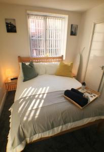 uma cama grande num quarto com uma janela em Castle Terrace (B3 R2) em Tipton