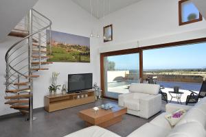 TV a/nebo společenská místnost v ubytování 021 Villa Sa Riba ETV7327 by Mallorca Charme