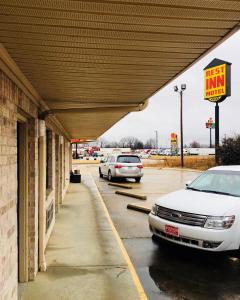 2 voitures garées dans un parking d'une station-service dans l'établissement Rest Inn Motel, à Forrest City