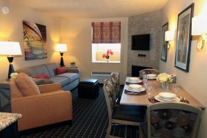 威廉斯堡的住宿－愛國者酒店，带沙发的客厅和用餐室